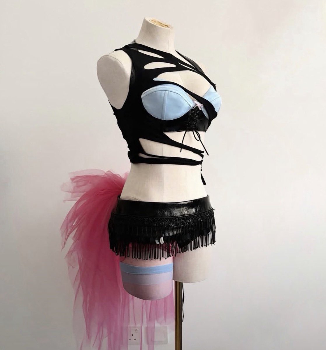 skiiprvx's tweet photo. a close up of ADÉLA’s lollapalooza look, and im in love https://t.co/pdDcUculnJ