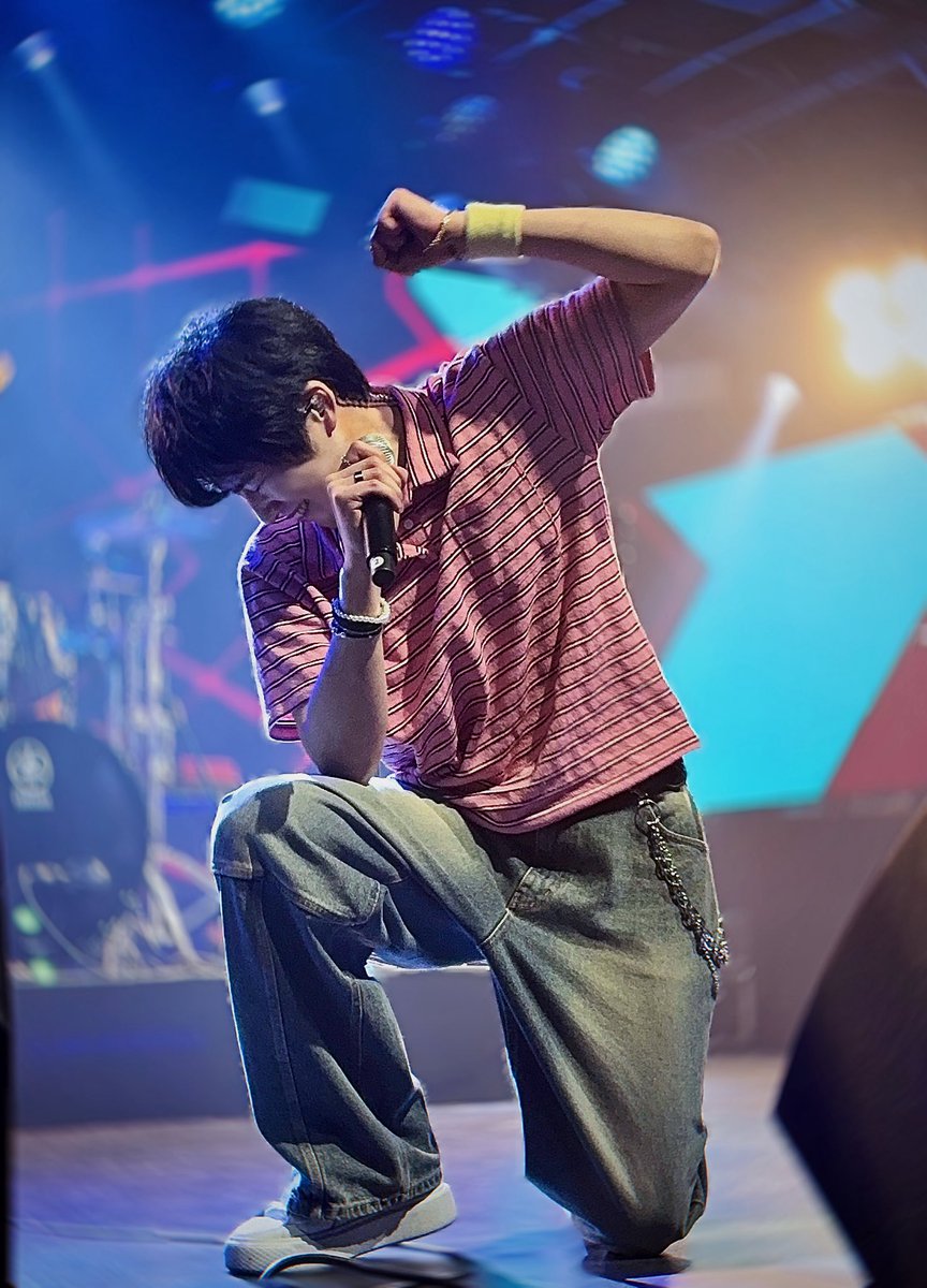 OSLOVERSCLUB's tweet photo. 넌 타고있어 지갑부터 발끝까지!! https://t.co/w5yJ9mY4F5