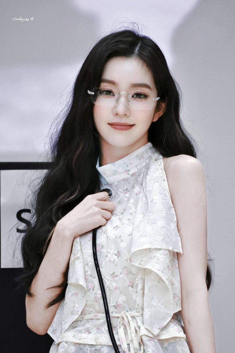 cloudyede's tweet photo. 260807 Berriz 팬싸 
의사님…❤️‍🔥

#IRENE #아이린 #RedVelvet #레드벨벳 https://t.co/zMHyAv4hMm