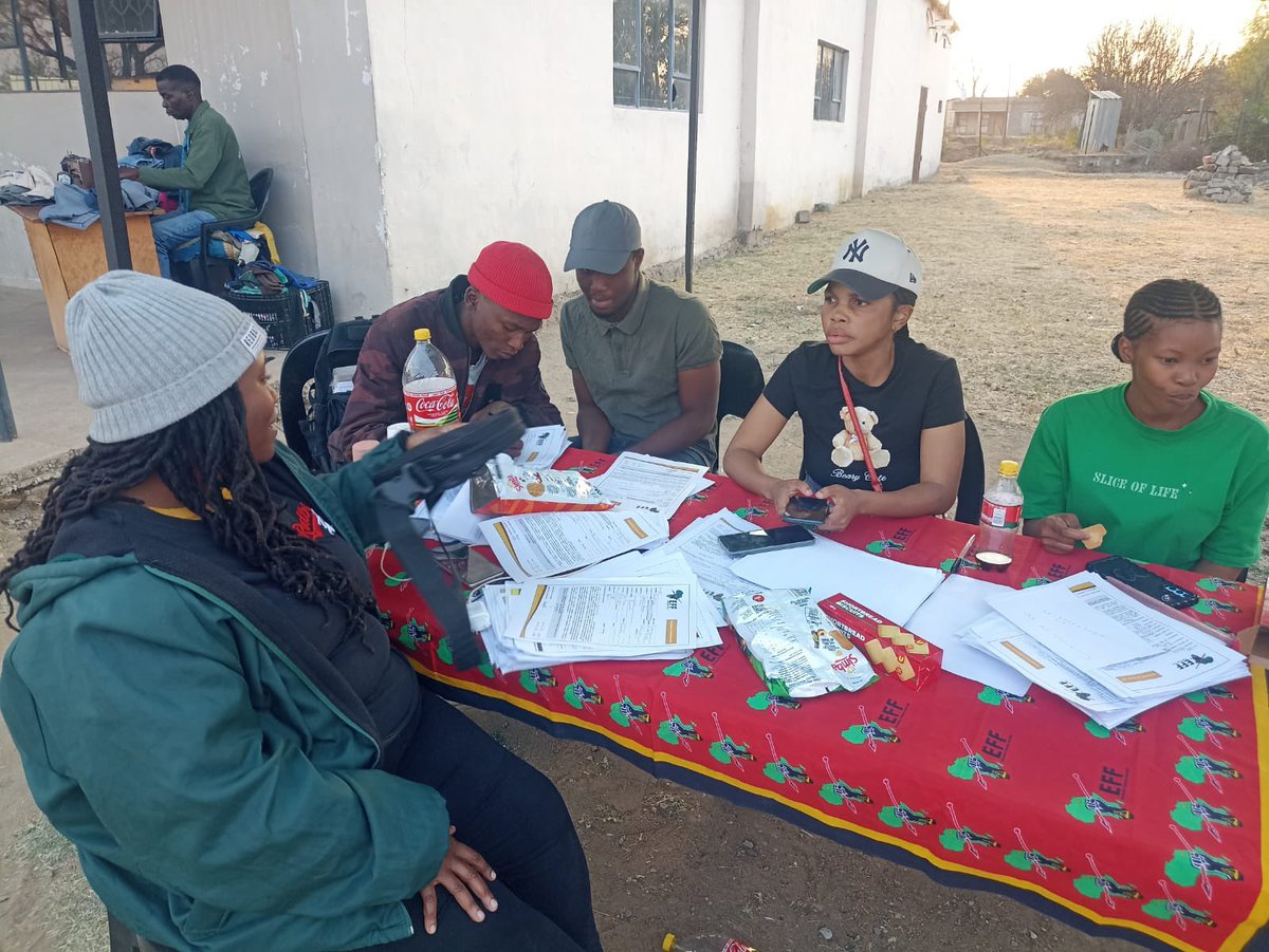 eff_madibeng's tweet photo. ♦️In Pictures ♦️

Ward 26 ground forces during mass youth registration and portal registration.

#RegisterToVoteEFF #EFFinMadibeng  #VoteEFF https://t.co/Dyw3bKsoq3