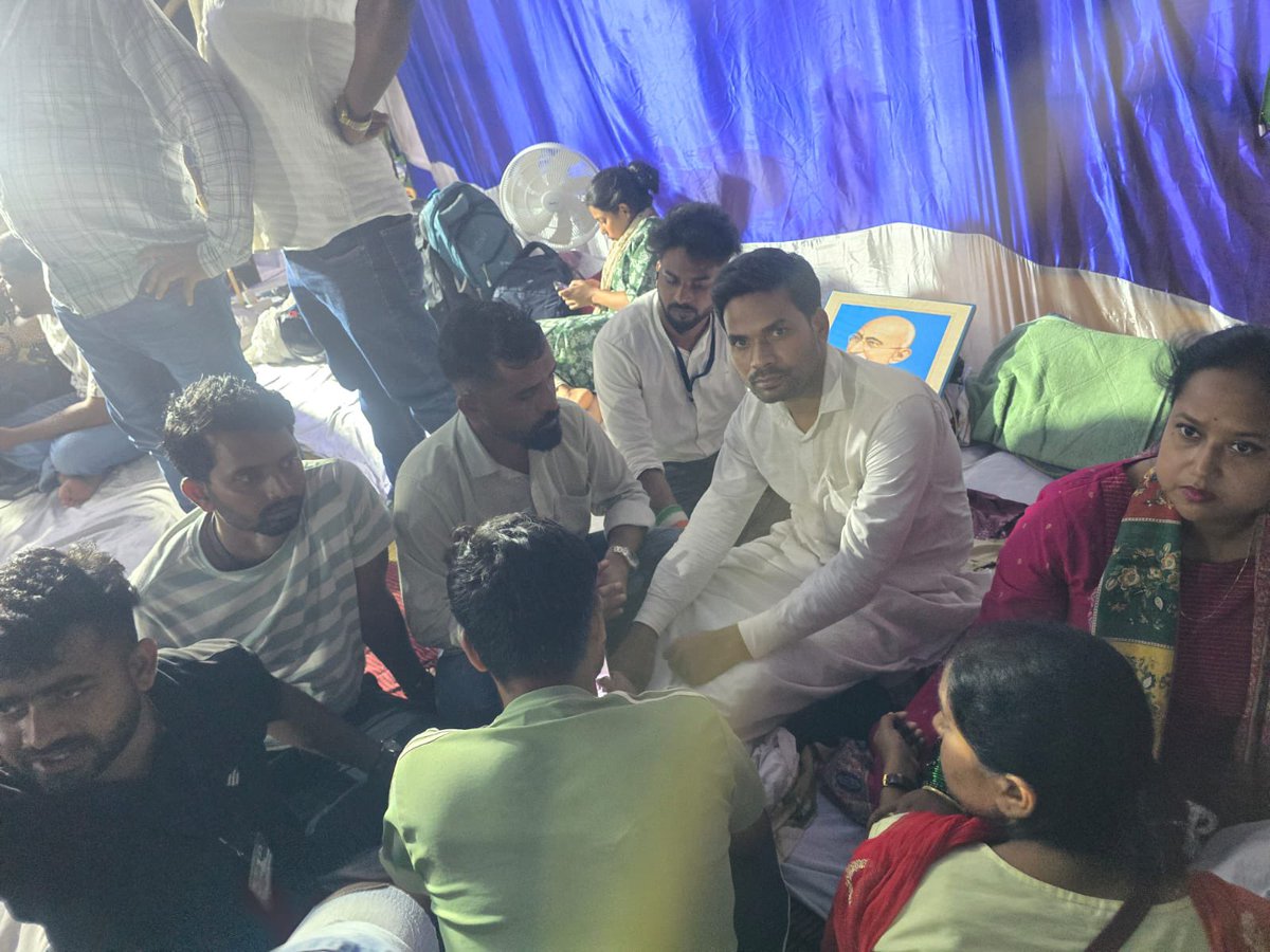AshutoshRanka's tweet photo. A delegation from @Cockroachisback has reached Ranchi. 

The team will use all of its experience from Jantar Mantar to help the protesting students. The leadership will soon reach Ranchi as well.

To the students of Jharkhand - we are all so proud of you and firmly stand with all of you. 

Keep fighting the good fight and stay united, the success is on its way !