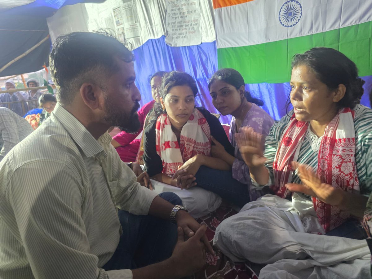 AshutoshRanka's tweet photo. A delegation from @Cockroachisback has reached Ranchi. 

The team will use all of its experience from Jantar Mantar to help the protesting students. The leadership will soon reach Ranchi as well.

To the students of Jharkhand - we are all so proud of you and firmly stand with all of you. 

Keep fighting the good fight and stay united, the success is on its way !