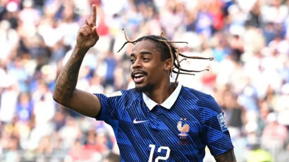 BungAgger05's tweet photo. Desas Desus malam ini kita lanjutkan dengan Drama Barcola :

Liverpool maju menuju kesepakatan ganda yang mengesankan untuk duo Paris Saint-Germain Ibrahim Mbaye dan Bradley Barcola, dengan dua laporan memberikan yang terbaru.

PSG telah menandatangani Maghnes Akliouche dan tetap dalam pembicaraan untuk Mika Godts, langkah yang akan memungkinkan Mbaye dan Barcola untuk menuju ke Anfield.

Bos Liverpool Andoni Iraola ingin Barcola menjadi sayap kiri pilihan pertama barunya, sementara Mbaye bisa membuktikan dirinya sebagai pengganti Mohamed Salah di sayap kanan.

#LFC 

[TeamTalk]