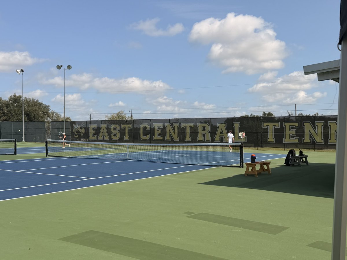 _ECTennis's tweet photo. Our first District match starts today at EC! Go HORNETS! 

🎾 Hornets vs Clemens Buffaloes 
🕘 9 am https://t.co/5WmqLxTSQ3