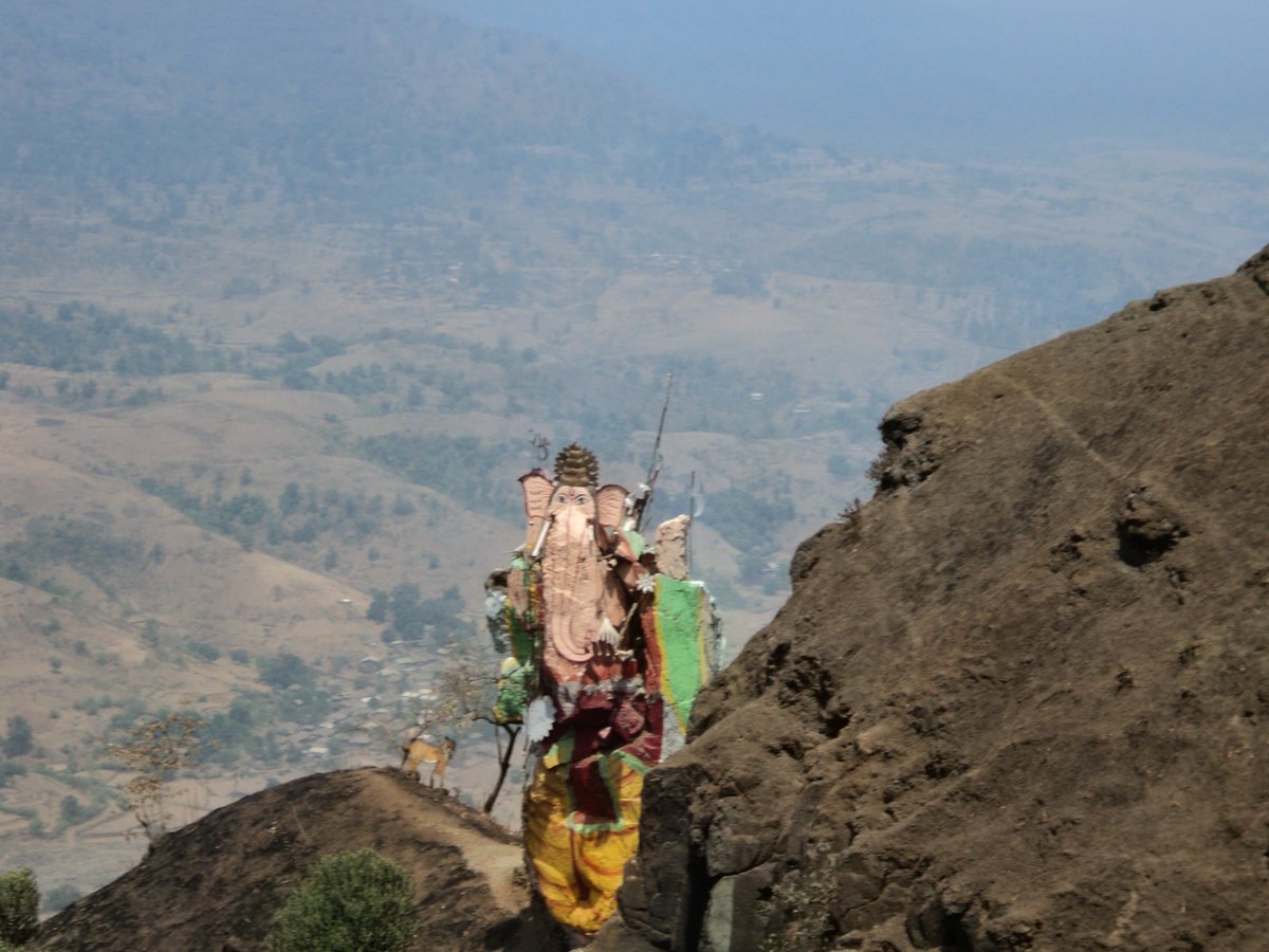 MILINDAPTE1971's tweet photo. The very tall standing Ganesha statue  called Kadyavarcha Ganpati in marathi (also called Nisargacha Raja). 

A large idol situated on the edge of a cliff on Neral and Matheran road,
 
Matheran (hill station), Taluk Karjat District Raigad in Maharashtra.

@IndiaHistorypic https://t.co/gM6VA2ue5X