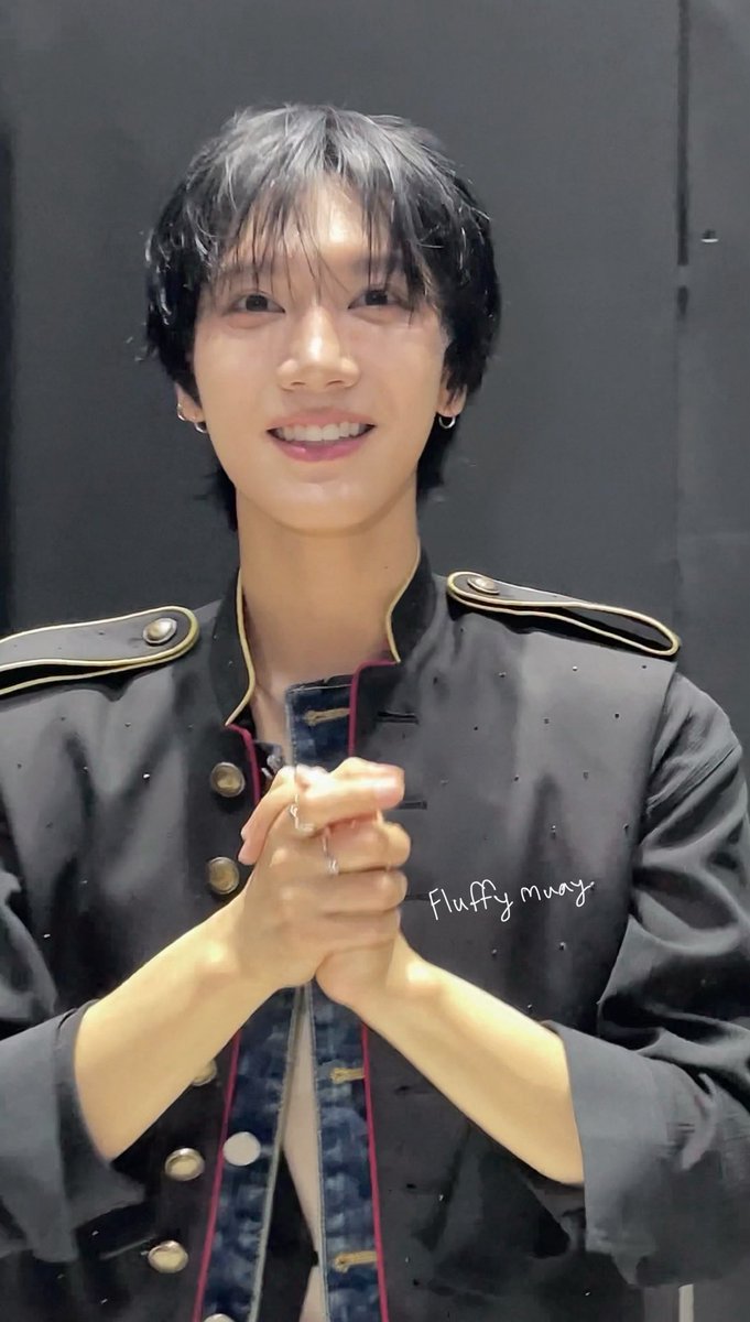 fluffymuay_jh's tweet photo. ก่อนถ่ายไฮบายเตนล์ พี่ข้างๆ น้องหมวยถ่ายยังไงให้ได้แบบหน้าจอน้องหมวย บอกพี่ที กรุ ถือโทรศัพท์ระดับคางตัวเองพี่แล้วแพลนกล้องตอนเดิน มือนิ่งๆ ยื่นกล้องไปไกลตัวนิดนึงพี่ กดถ่ายก่อนถึงตัวเตนล์นะ 

(รุปหน้าจอ) https://t.co/Xa4hULzDZ4
