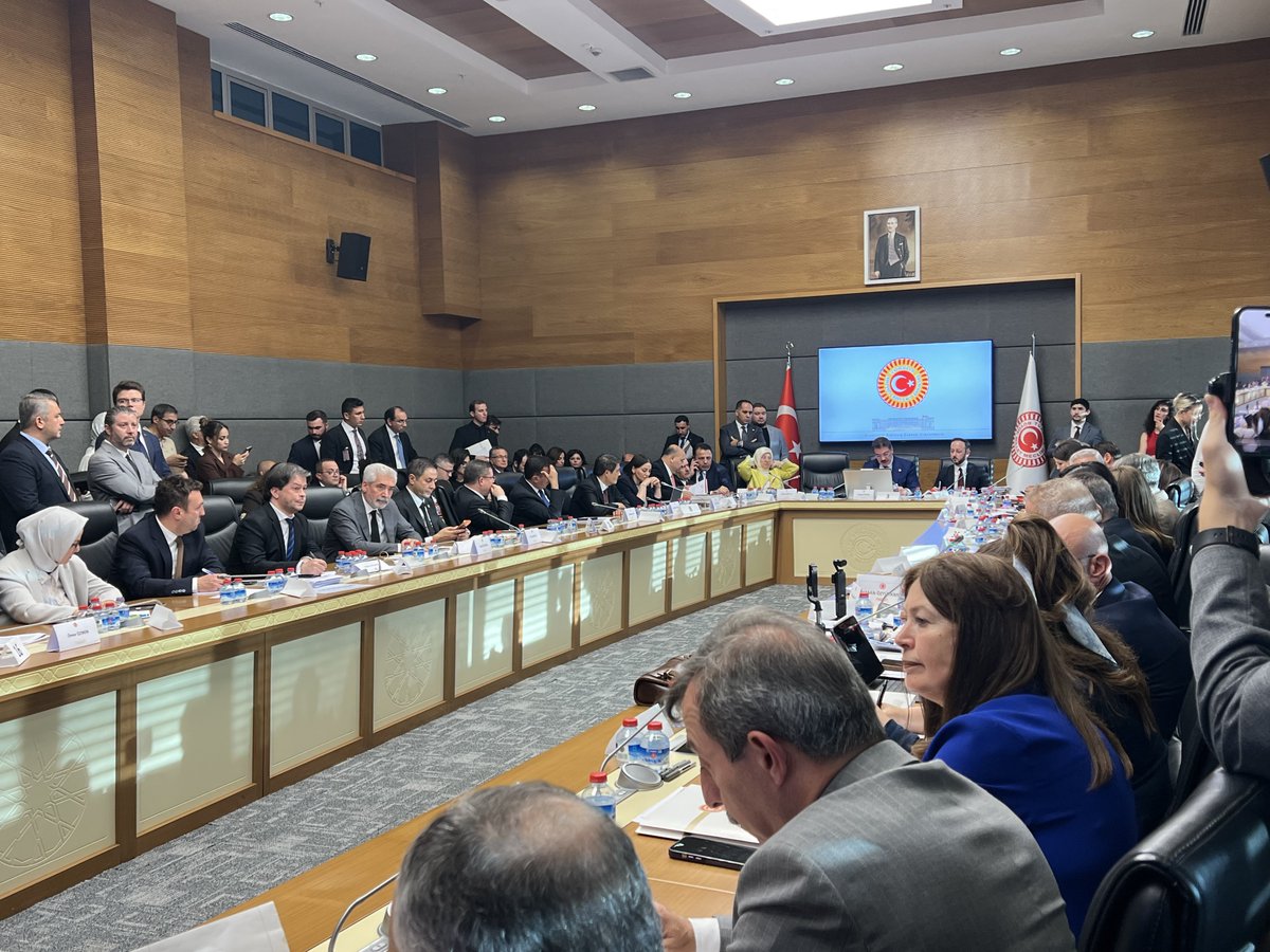 GalipEnsarioglu's tweet photo. Adalet Komisyonu’nda görüşülmeye başlanan Millî Dayanışma ve Toplumsal Bütünleşmenin Güçlendirilmesine Dair Kanun Teklifi görüşmelerini takip ediyoruz.

Hukuk devleti ilkesi, milletimizin huzuru, devletimizin güvenliği ve toplumsal birlikteliğimizi esas alan bu önemli düzenlemenin ülkemiz ve milletimiz için hayırlara vesile olmasını temenni ediyorum.