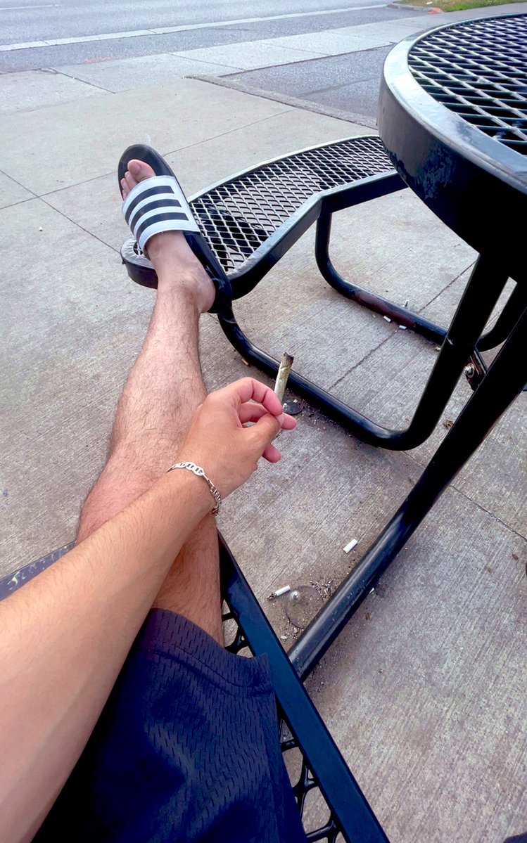 MasterSayf's tweet photo. 🚬🦶 https://t.co/jPJyhNuDxD