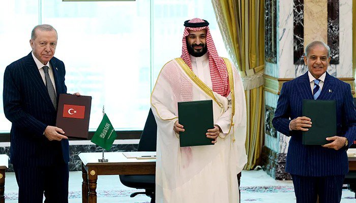 MarianaBaabar's tweet photo. No democratic order 
No freedom of speech 
Opposition missing or kept under tight leash
Shias challenged in two states
All three attacked by Iran at one time or other 
Trump common friend,benefactor and staunch ally. https://t.co/a4McVYyCpJ