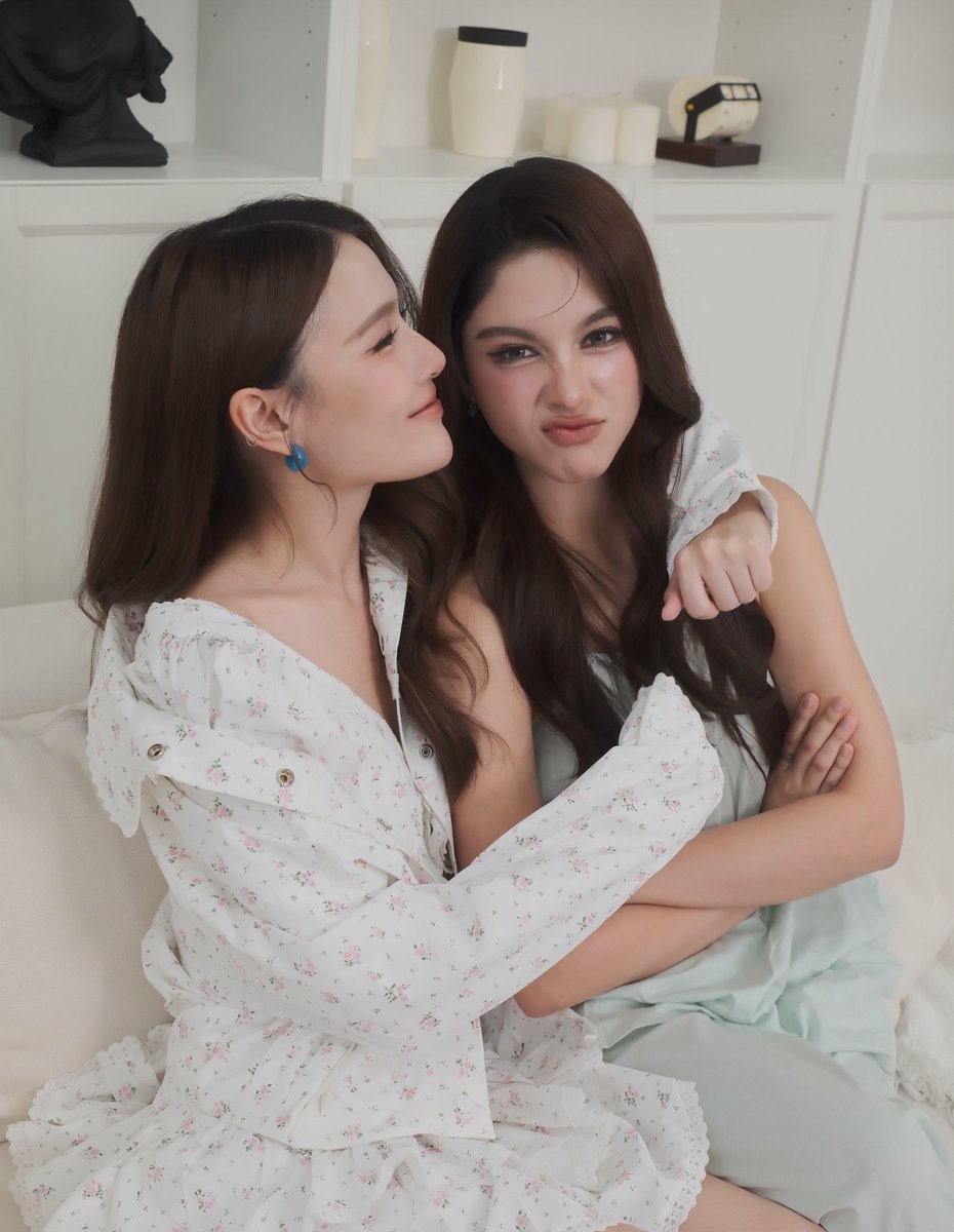 shellybenda's tweet photo. ไลฟ์วันนี้สนุกม้ายย ขอบคุณทุกคนมากๆเลยนะคะที่มาร่วมสนุกกับพวกเราในไลฟ์ วันนี้เอนจอยมากๆเลย มีใครขำเราบ้าง🙌😅 
และอยากป้ายยาชาที่หอมที่สุด ใครได้ลองชิมก็มาคอมเม้นบอกกลิ่นที่ชอบกับเราได้นะคะ 👇🏻

พวกเราขอขอบคุณทาง Yijiangnan ที่ให้โอกาสเราได้มาชิมชาอร่อยๆและใช้เวลาร่วมกับทุกคนนะคะ🙏🏻🤍 และขอบคุณพี่ๆทีมงานทุกท่านด้วยนะค้าาา ตอนนี้ อ้ายฟาฟา 💪�� ขอไปจิบชาหอมๆก่อนนอน ฟินๆดีกว่าาา🫖💓🐻

SHELLYPUNDAO LIVE JIANGNAN
#JiangnanxShellyPundao
#shellypundao