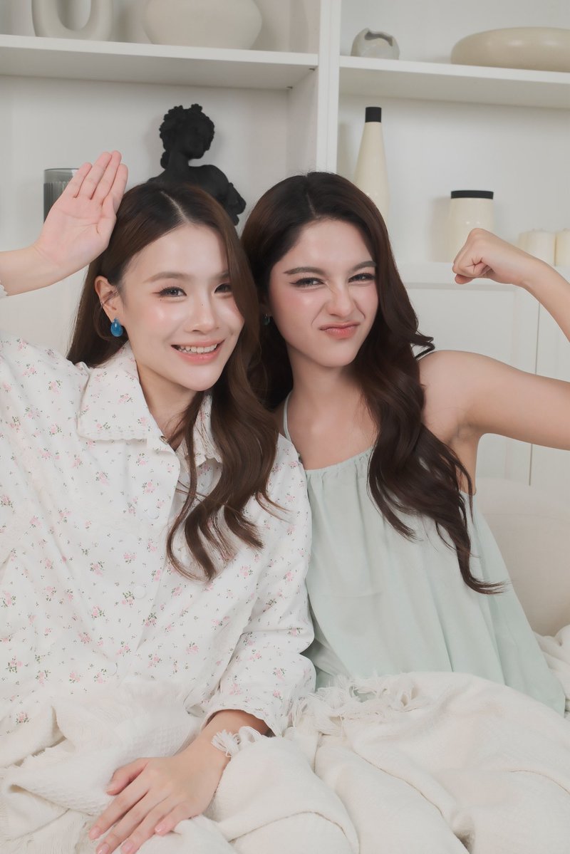 shellybenda's tweet photo. ไลฟ์วันนี้สนุกม้ายย ขอบคุณทุกคนมากๆเลยนะคะที่มาร่วมสนุกกับพวกเราในไลฟ์ วันนี้เอนจอยมากๆเลย มีใครขำเราบ้าง🙌😅 
และอยากป้ายยาชาที่หอมที่สุด ใครได้ลองชิมก็มาคอมเม้นบอกกลิ่นที่ชอบกับเราได้นะคะ 👇🏻

พวกเราขอขอบคุณทาง Yijiangnan ที่ให้โอกาสเราได้มาชิมชาอร่อยๆและใช้เวลาร่วมกับทุกคนนะคะ🙏🏻🤍 และขอบคุณพี่ๆทีมงานทุกท่านด้วยนะค้าาา ตอนนี้ อ้ายฟาฟา 💪�� ขอไปจิบชาหอมๆก่อนนอน ฟินๆดีกว่าาา🫖💓🐻

SHELLYPUNDAO LIVE JIANGNAN
#JiangnanxShellyPundao
#shellypundao