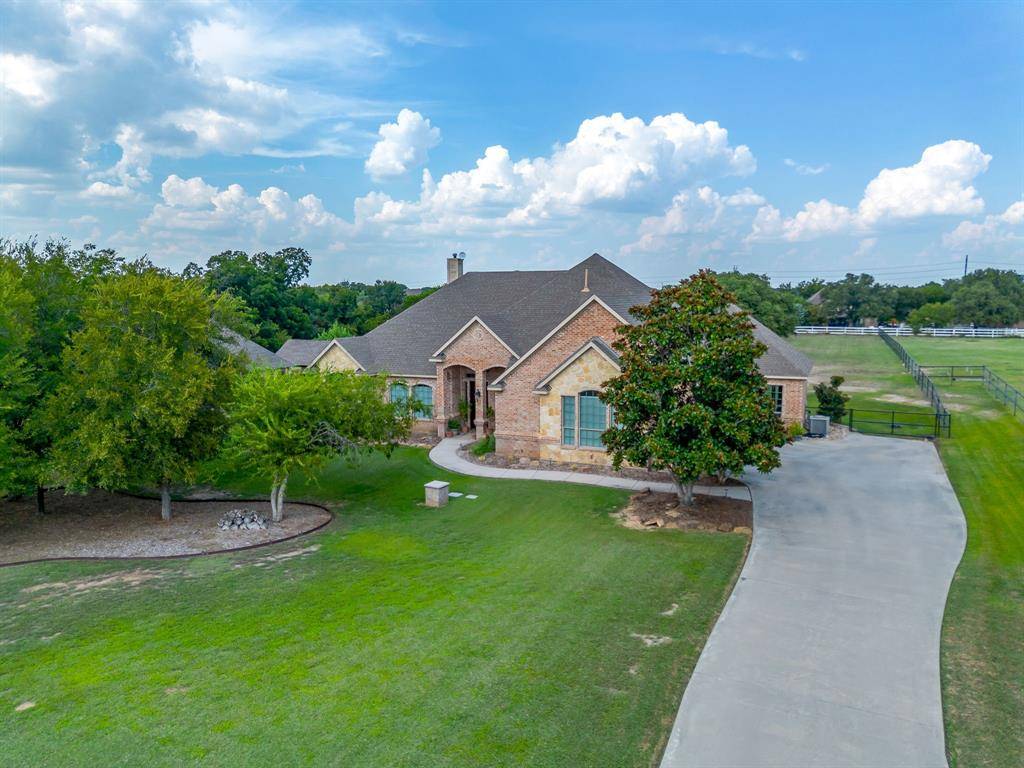 getsoldtexas's tweet photo. PRICE REDUCED in Azle! 🌳  

This custom 4-bed, 3-bath, 2,778 sq ft home on a 1-acre lot blends country quiet with upscale finishes—hand-scraped hardwoods, chef’s kitchen, and cozy fireplace. Homes like this on acreage near town are getting harder to find.  

Tour: https://t.co/jUHO6kCb6w  

#AzleTX #TexasHomes