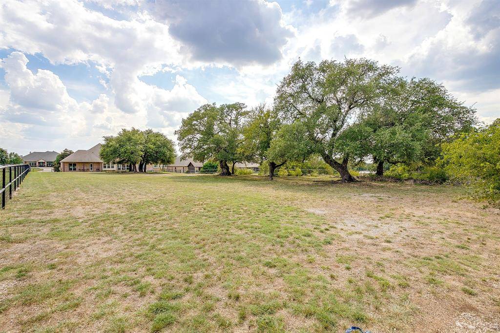 getsoldtexas's tweet photo. PRICE REDUCED in Azle! 🌳  

This custom 4-bed, 3-bath, 2,778 sq ft home on a 1-acre lot blends country quiet with upscale finishes—hand-scraped hardwoods, chef’s kitchen, and cozy fireplace. Homes like this on acreage near town are getting harder to find.  

Tour: https://t.co/jUHO6kCb6w  

#AzleTX #TexasHomes