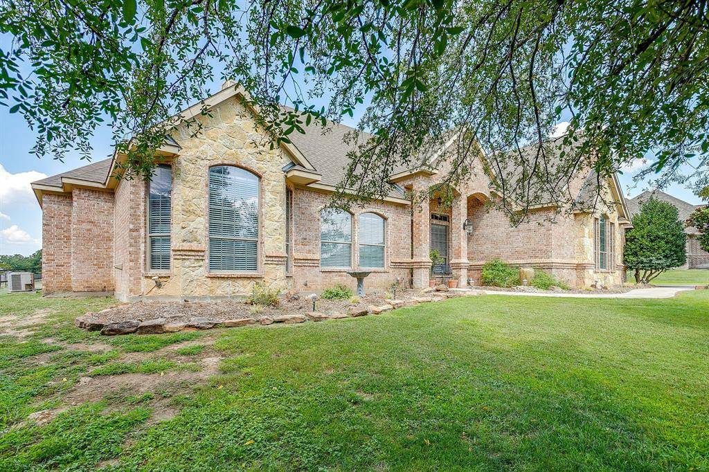 getsoldtexas's tweet photo. PRICE REDUCED in Azle! 🌳  

This custom 4-bed, 3-bath, 2,778 sq ft home on a 1-acre lot blends country quiet with upscale finishes—hand-scraped hardwoods, chef’s kitchen, and cozy fireplace. Homes like this on acreage near town are getting harder to find.  

Tour: https://t.co/jUHO6kCb6w  

#AzleTX #TexasHomes