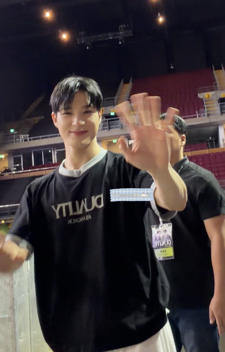 jeezzz23's tweet photo. โน่เห็นป้าย both sides สตรีมถึง 30 ล้านแล้วน้า ㅠ ㅠ https://t.co/rwnmIF6y0f