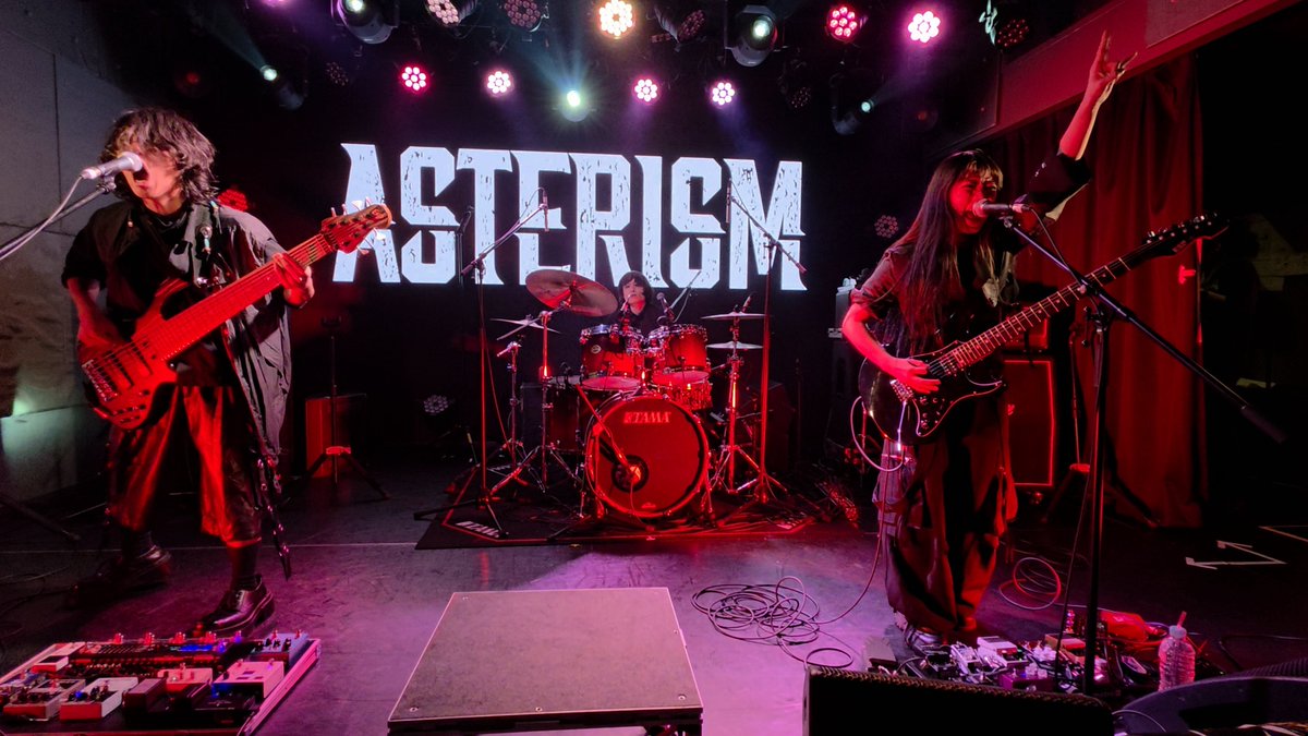 be_rock0609's tweet photo. 本日の現場🔥
@ASTERISM2016 
「FORTRESS」GRIT at Shibuya

バチバチにキマっていて全力でぶん殴られる(嬉)ライブで大大大満足！！！

パワフルでエネルギッシュなのと緻密さは共存出来るのだと、いつもASTERISMのライブで体感する

素晴らしい　感服

stress!!!解消しました Thank you!!! https://t.co/cOVAZhgJFp