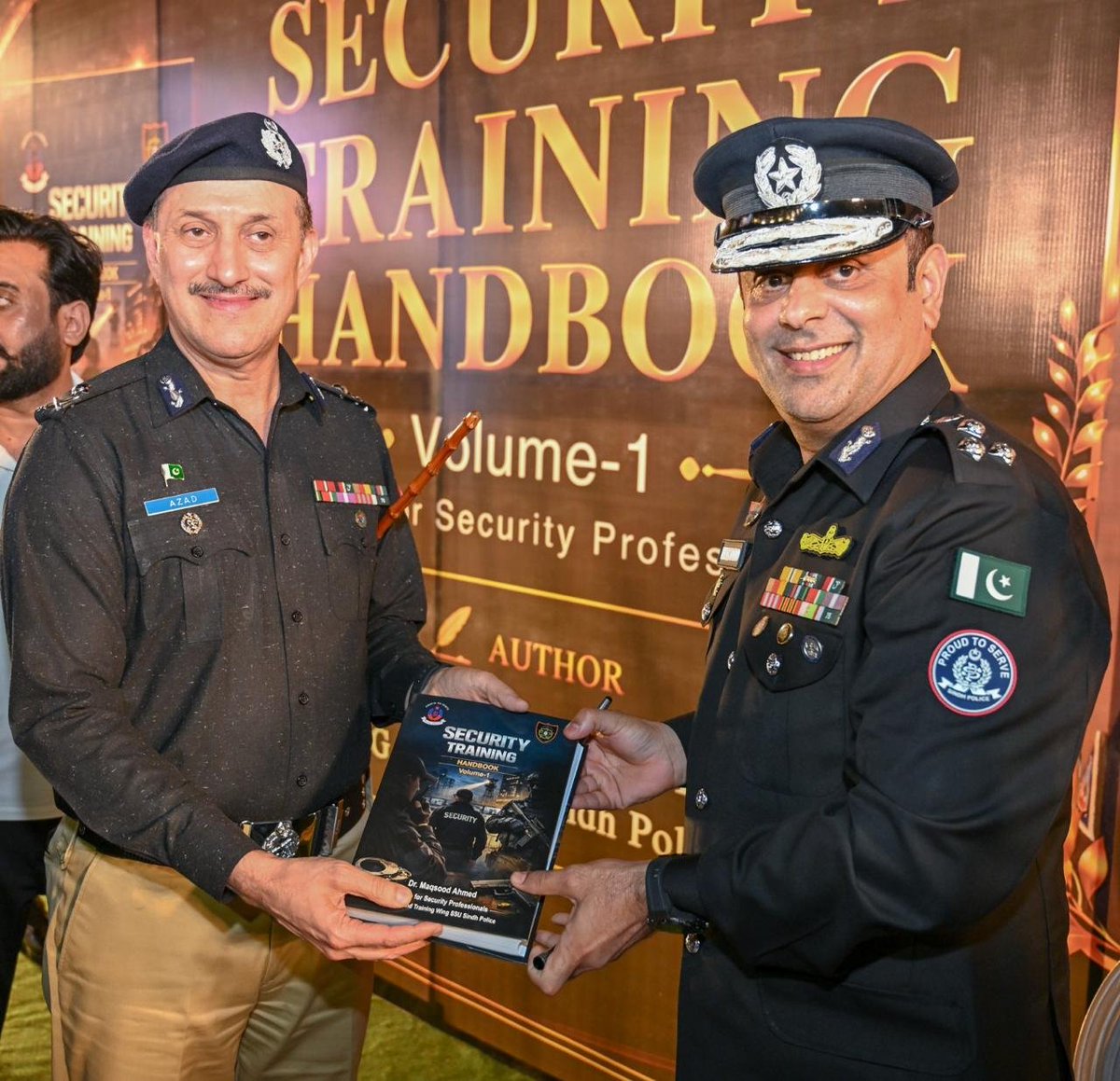 ssusindhpolice's tweet photo. "𝐒𝐄𝐂𝐔𝐑𝐈𝐓𝐘 𝐓𝐑𝐀𝐈𝐍𝐈𝐍𝐆 𝐇𝐀𝐍𝐃𝐁𝐎𝐎𝐊 𝐁𝐘 𝐃𝐈𝐆 𝐃𝐑. 𝐌𝐀𝐐𝐒𝐎𝐎𝐃 𝐀𝐇𝐌𝐄𝐃 𝐋𝐀𝐔𝐍𝐂𝐇𝐄𝐃; 𝐈𝐆𝐏 𝐒𝐈𝐍𝐃𝐇 𝐓𝐄𝐑𝐌𝐒 𝐈𝐓 𝐀 𝐌𝐈𝐋𝐄𝐒𝐓𝐎𝐍𝐄 𝐅𝐎𝐑 𝐌𝐎𝐃𝐄𝐑𝐍 𝐏𝐎𝐋𝐈𝐂𝐈𝐍𝐆”
#SSU | #SecurityTrainingHandBook | #Ceremony | #DrMaqsoodAhmed https://t.co/VDs97AHkuy