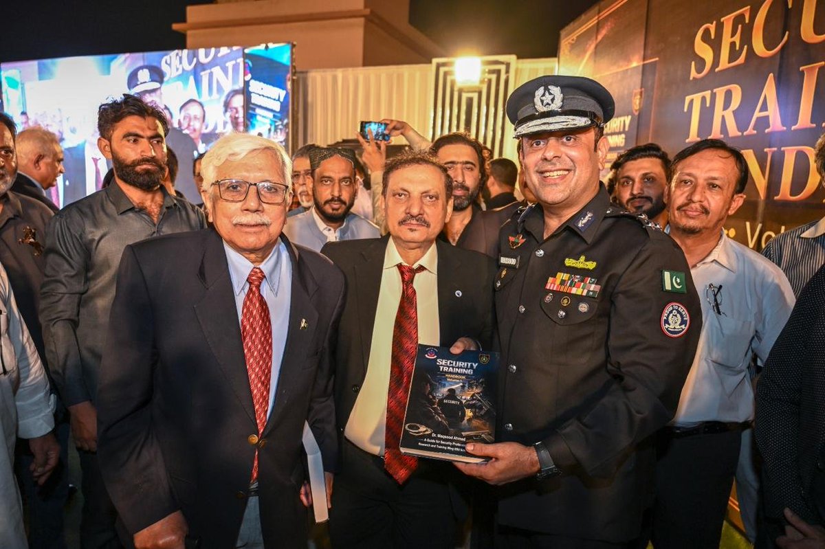 ssusindhpolice's tweet photo. "𝐒𝐄𝐂𝐔𝐑𝐈𝐓𝐘 𝐓𝐑𝐀𝐈𝐍𝐈𝐍𝐆 𝐇𝐀𝐍𝐃𝐁𝐎𝐎𝐊 𝐁𝐘 𝐃𝐈𝐆 𝐃𝐑. 𝐌𝐀𝐐𝐒𝐎𝐎𝐃 𝐀𝐇𝐌𝐄𝐃 𝐋𝐀𝐔𝐍𝐂𝐇𝐄𝐃; 𝐈𝐆𝐏 𝐒𝐈𝐍𝐃𝐇 𝐓𝐄𝐑𝐌𝐒 𝐈𝐓 𝐀 𝐌𝐈𝐋𝐄𝐒𝐓𝐎𝐍𝐄 𝐅𝐎𝐑 𝐌𝐎𝐃𝐄𝐑𝐍 𝐏𝐎𝐋𝐈𝐂𝐈𝐍𝐆”
#SSU | #SecurityTrainingHandBook | #Ceremony | #DrMaqsoodAhmed https://t.co/VDs97AHkuy