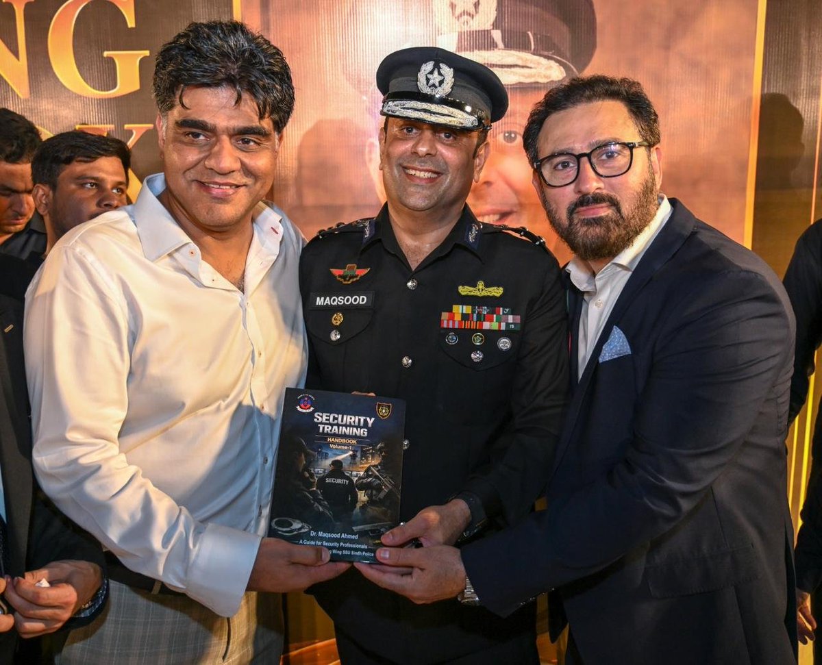 ssusindhpolice's tweet photo. "𝐒𝐄𝐂𝐔𝐑𝐈𝐓𝐘 𝐓𝐑𝐀𝐈𝐍𝐈𝐍𝐆 𝐇𝐀𝐍𝐃𝐁𝐎𝐎𝐊 𝐁𝐘 𝐃𝐈𝐆 𝐃𝐑. 𝐌𝐀𝐐𝐒𝐎𝐎𝐃 𝐀𝐇𝐌𝐄𝐃 𝐋𝐀𝐔𝐍𝐂𝐇𝐄𝐃; 𝐈𝐆𝐏 𝐒𝐈𝐍𝐃𝐇 𝐓𝐄𝐑𝐌𝐒 𝐈𝐓 𝐀 𝐌𝐈𝐋𝐄𝐒𝐓𝐎𝐍𝐄 𝐅𝐎𝐑 𝐌𝐎𝐃𝐄𝐑𝐍 𝐏𝐎𝐋𝐈𝐂𝐈𝐍𝐆”
#SSU | #SecurityTrainingHandBook | #Ceremony | #DrMaqsoodAhmed https://t.co/VDs97AHkuy
