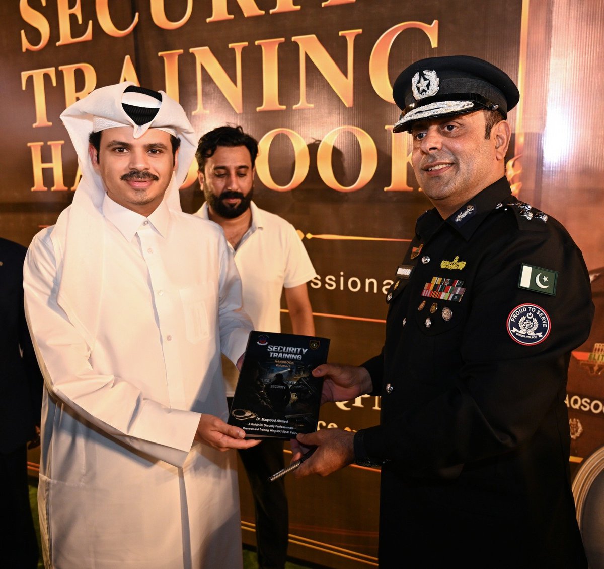 ssusindhpolice's tweet photo. "𝐒𝐄𝐂𝐔𝐑𝐈𝐓𝐘 𝐓𝐑𝐀𝐈𝐍𝐈𝐍𝐆 𝐇𝐀𝐍𝐃𝐁𝐎𝐎𝐊 𝐁𝐘 𝐃𝐈𝐆 𝐃𝐑. 𝐌𝐀𝐐𝐒𝐎𝐎𝐃 𝐀𝐇𝐌𝐄𝐃 𝐋𝐀𝐔𝐍𝐂𝐇𝐄𝐃; 𝐈𝐆𝐏 𝐒𝐈𝐍𝐃𝐇 𝐓𝐄𝐑𝐌𝐒 𝐈𝐓 𝐀 𝐌𝐈𝐋𝐄𝐒𝐓𝐎𝐍𝐄 𝐅𝐎𝐑 𝐌𝐎𝐃𝐄𝐑𝐍 𝐏𝐎𝐋𝐈𝐂𝐈𝐍𝐆”
#SSU | #SecurityTrainingHandBook | #Ceremony | #DrMaqsoodAhmed https://t.co/VDs97AHkuy