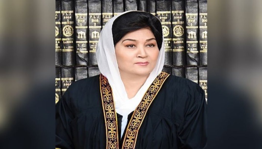 HammadHassan30's tweet photo. ہمیں ایک ایسی "آئین پسند صحافت " کا سامنا ہے جنہیں جسٹس مسرت ہلالی کی ریٹائرمنٹ پر وہ سب کچھ یاد آیا جو ثاقب نثار بندیال اعجاز الاحسن حتی کہ ٹرکاں والا  کے اخراج کے وقت بھول گئے تھے https://t.co/8x034vyZZ0