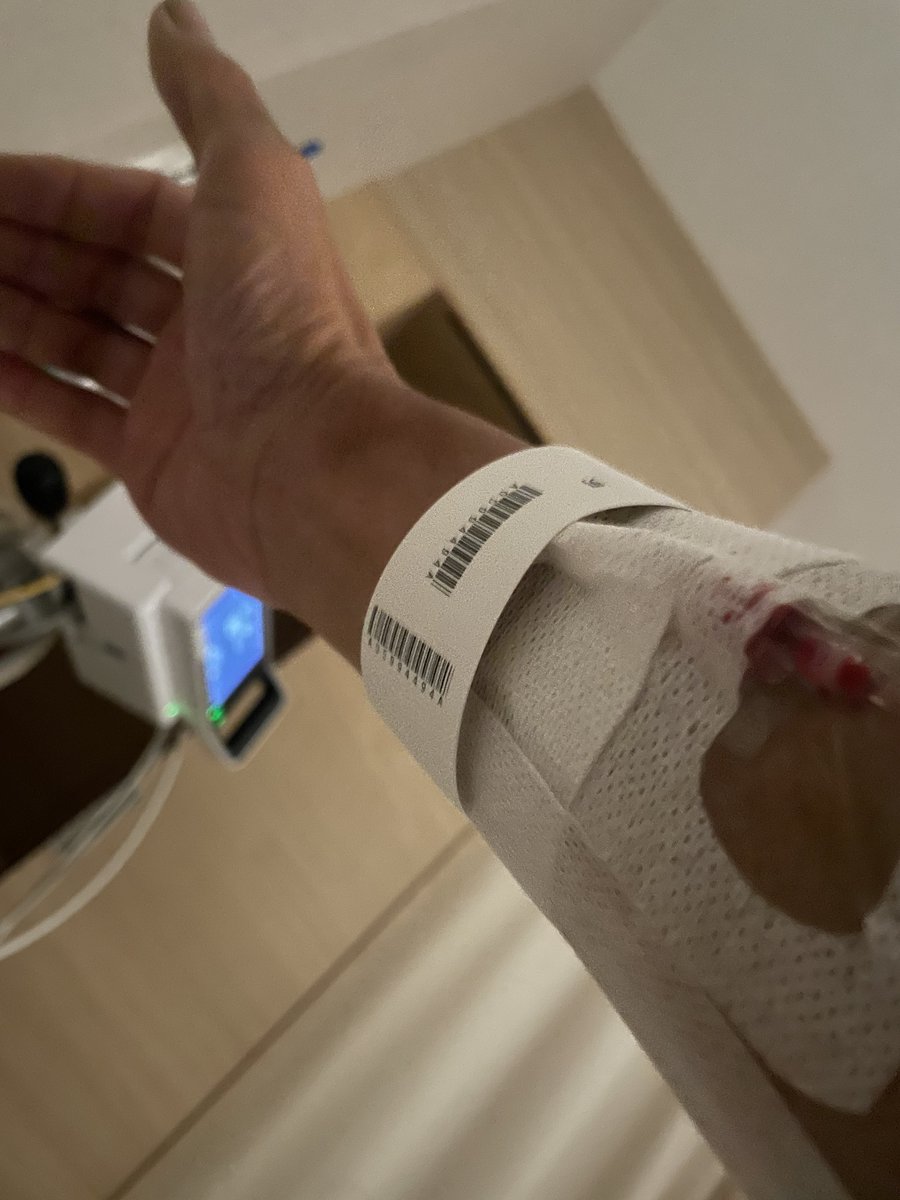 dakeneco's tweet photo. 夕方、突然お腹に激しい痛みに襲われ、起き上がることも呼吸をすることもできないほどの状態になりました。
これはただ事ではないと救急車を呼び、そのまま緊急入院となりました。
検査の結果、胃に穴が開いていると診断されました(ガチ https://t.co/tSJZRNCecZ