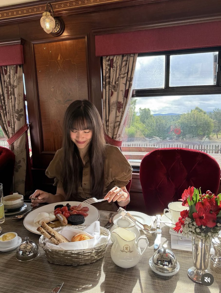 fortunelovedog's tweet photo. รู้ราคารถไฟทริปฮันนี้มูนของ NY แล้วตกใจเลย เป็นรถไฟ Royal Scotsman A melbond Train ที่ขึ้นว่าหรูหราที่สุดและติดอันดับโลก

   “ด้วยความที่รถไฟมีไม่กี่ห้อง ค่อนข้างจำกัด ก็ต้องทำงานเก็บเงินเยอะๆ แพงสำหรับแต่ละคนไม่รู้อยู่เท่าไหร่ แต่สำหรับหนูว่าแพง นักข่าวถามต่อว่า มีเรท2แสน-1ล้าน ญาญ่าบอกไม่รู้ค่ะไปดูเอาในwebsite เค้ากันได้ แต่ไม่ได้ไปบ่อย นานๆไปที ก็happy”

      ระดับNY ฮันนีมูนทั้งทีต้องสมศักดิ์ศรีค่ะ 💗💗