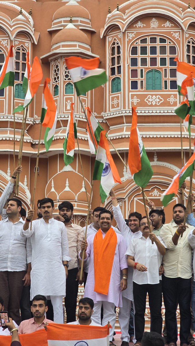 ajaeybjp's tweet photo. हर घर तिरंगा 🇮🇳 

आज जयपुर में ऐतिहासिक धरोहर #हवामहल के समक्ष 9 से 17 अगस्त तक #हर_घर_तिरंगा का संदेश जन-जन तक पहुंचाने हेतु युवाओं के साथ 'हर घर तिरंगा' अभियान से जुड़ने का आह्वान किया।

आपको सभी से आग्रह है कि तिरंगे के साथ अपनी सेल्फी https://t.co/hVqgOeAPI7 पर अपलोड कर, राष्ट्र के गौरव का उत्सव मनाएं।

#HarGharTiranga