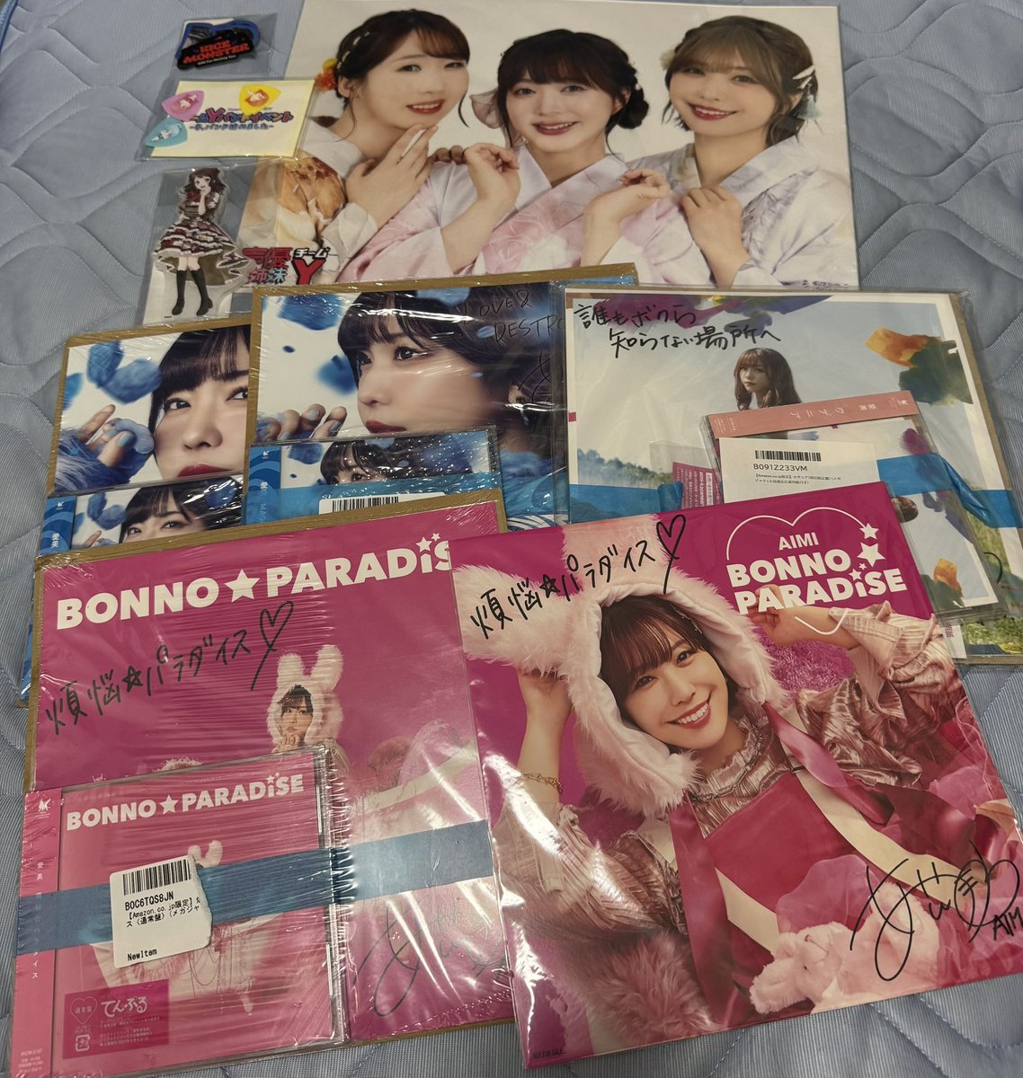 1126_c's tweet photo. 愛美さん降りる為グッズ現金で買取してくれる方募集
8/9ツーマンライブの会場で取引できる方のみでお願いします
1枚目2枚目のみ新品未開封です
Tシャツ3000円
新品アクスタ1000円
3枚目のアクスタ500円
メガジャケ類200円
その他は気　聞いてください
興味ある方お気軽にリプよろしくお願いします https://t.co/WuxkGj1fFv