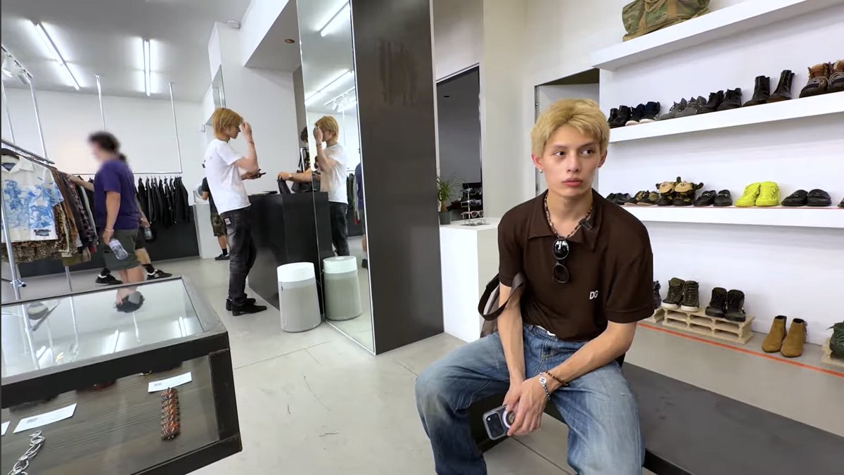 vivismj's tweet photo. ako lamba tawang tawa kasi mukha talagang bf si james na mag tatlong oras na nakabuntot kay martin na nagshoshopping lang ... 😭😭😭😭😭 https://t.co/SZSyjBfYrT