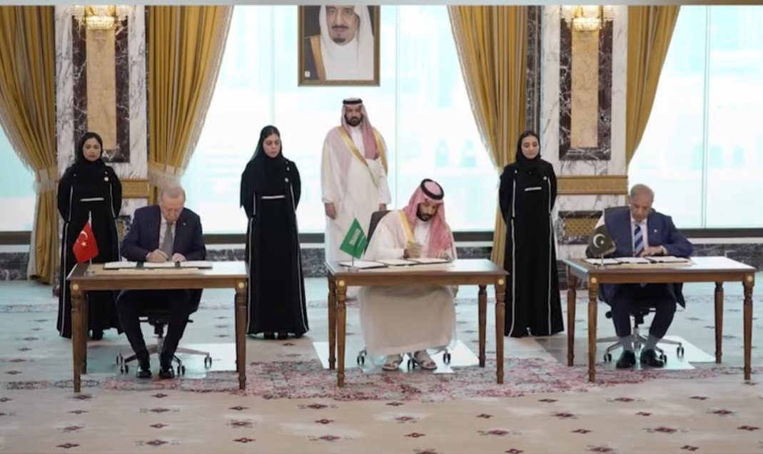 kazeapari's tweet photo. بحمد الله تم التوقيع ... 

#جمعتكم_خبر_وقوة https://t.co/cs7T4IBHzA