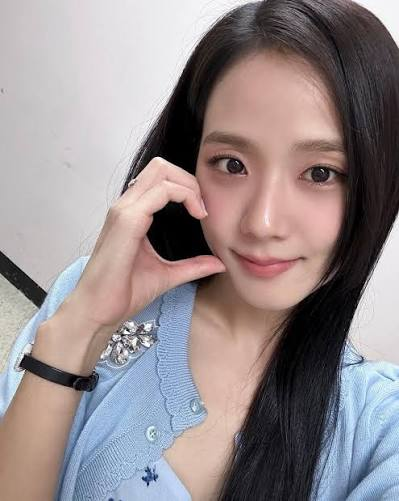 TheePopCore's tweet photo. BLACKPINK’s JISOO shared a personal anniversary message to fans (BLINKs) via Bubble.

"Still, I wanted to tell you that I haven't forgotten the fact that the ones who made BLACKPINK shine like this are BLINK." https://t.co/5nTDgeTatq
