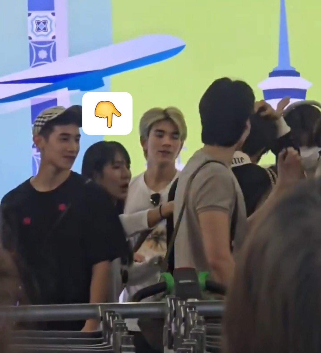 Katty_LKA's tweet photo. Don't be like that, Alrisaearnn, pretending to be busy with this and that in front of the camera. Don't distract yourself like that. Do whatever you can to cover it up. Stay focused and continue complaining. 🤣✌️ #PleaseChangeGeminiArtistManager #GMMTVFanfestInMacau2026 https://t.co/5U4HltTbWt