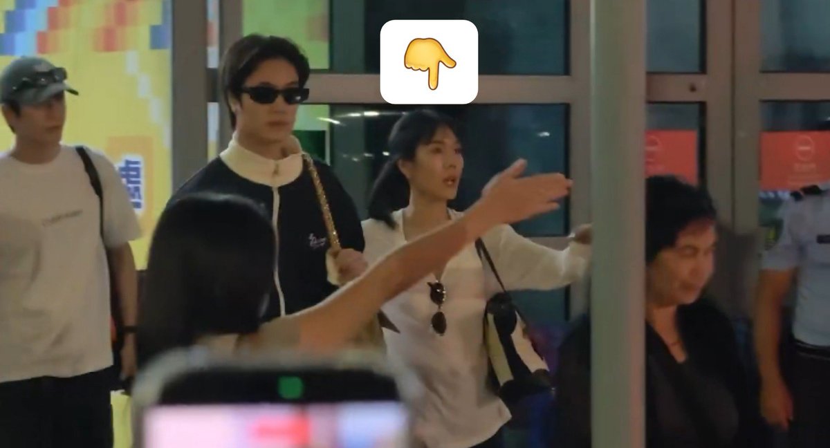 Katty_LKA's tweet photo. Don't be like that, Alrisaearnn, pretending to be busy with this and that in front of the camera. Don't distract yourself like that. Do whatever you can to cover it up. Stay focused and continue complaining. 🤣✌️ #PleaseChangeGeminiArtistManager #GMMTVFanfestInMacau2026 https://t.co/5U4HltTbWt