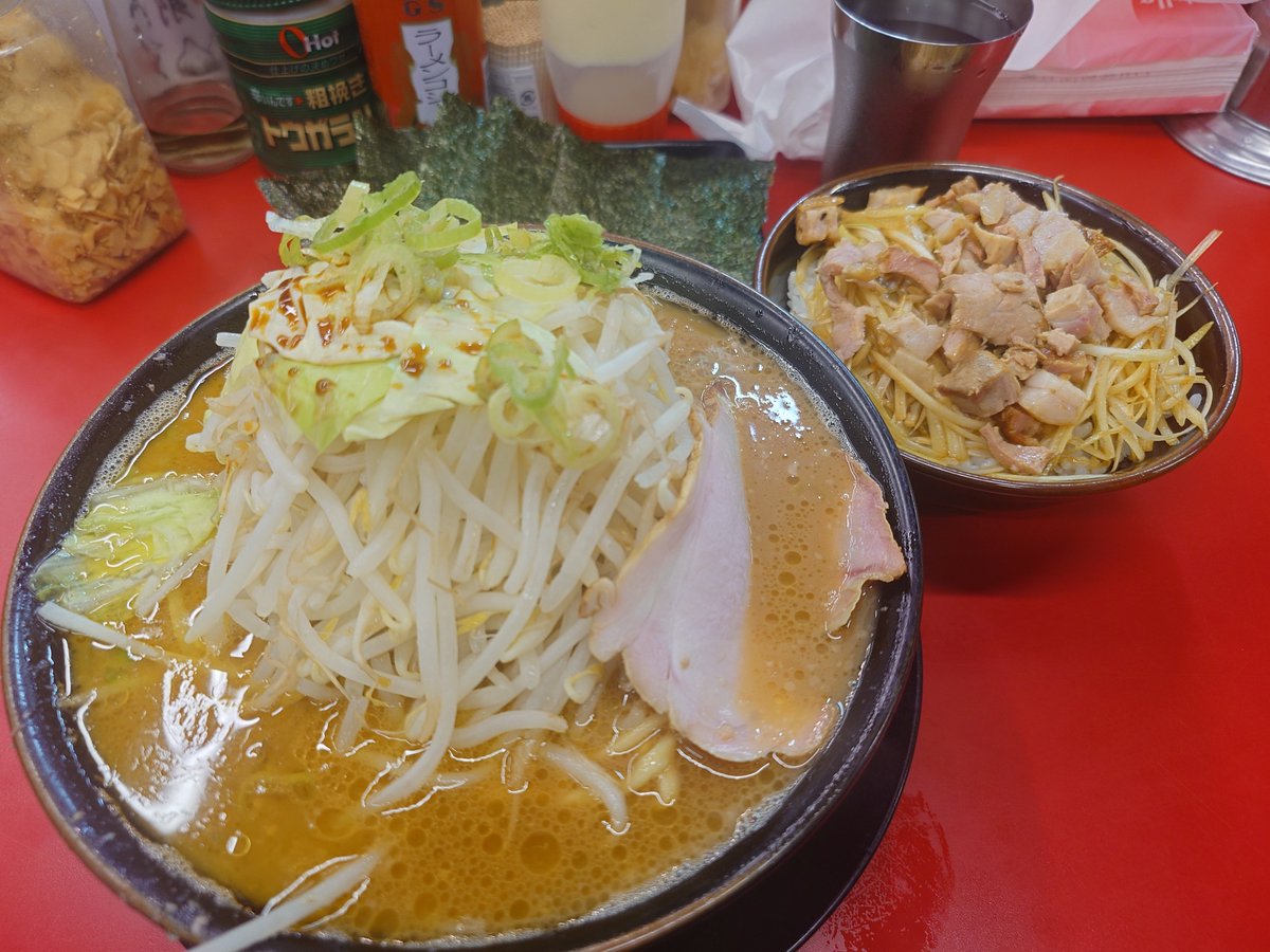 Ypipio's tweet photo. なんか久々にラーメン食べたけど
中盛+ご飯大盛
が結構多くて歳を感じている。まぁ運動してないしな。 https://t.co/IUkXfZUj92