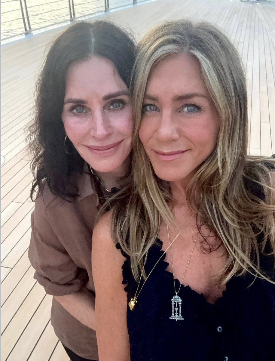 Jennifer_Anis02's tweet photo. We look so cute next to each other....so do they 😘🥰 https://t.co/6aXNn9ZxDc