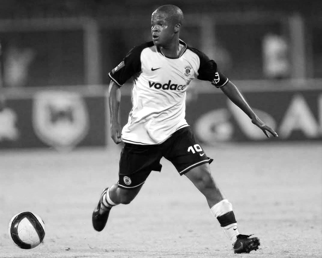 iDiskiTimes's tweet photo. 𝗥𝗜𝗣 𝗠𝗜𝗖𝗛𝗔𝗘𝗟 𝗡𝗞𝗔𝗠𝗕𝗨𝗟𝗘🕊️

Former Kaizer Chiefs midfielder Michael Nkambule has sadly passed on after succumbing to injuries from a recent car accident.

𝘌𝘷𝘦𝘳𝘺𝘰𝘯𝘦 𝘢𝘵 𝘪𝘋𝘪𝘴𝘬𝘪 𝘛𝘪𝘮𝘦𝘴 𝘸𝘪𝘴𝘩𝘦𝘴 𝘵𝘰 𝘦𝘹𝘵𝘦𝘯𝘥 𝘩𝘦𝘢𝘳𝘵𝘧𝘦𝘭𝘵 𝘤𝘰𝘯𝘥𝘰𝘭𝘦𝘯𝘤𝘦𝘴 𝘵𝘰 𝘵𝘩𝘦 𝘕𝘬𝘢𝘮𝘣𝘶𝘭𝘦 𝘧𝘢𝘮𝘪𝘭𝘺, 𝘩𝘪𝘴 𝘧𝘳𝘪𝘦𝘯𝘥𝘴 𝘢𝘯𝘥 𝘵𝘦𝘢𝘮𝘮𝘢𝘵𝘦𝘴 𝘢𝘵 𝘋𝘪𝘵𝘭𝘩𝘢𝘬𝘦 𝘔𝘢𝘴𝘵𝘦𝘳𝘴 𝘍𝘊 𝘥𝘶𝘳𝘪𝘯𝘨 𝘵𝘩𝘪𝘴 𝘥𝘪𝘧𝘧𝘪𝘤𝘶𝘭𝘵 𝘱𝘦𝘳𝘪𝘰𝘥 𝘰𝘧 𝘮𝘰𝘶𝘳𝘯𝘪𝘯𝘨. 🙏

https://t.co/hlaHlKfSF7