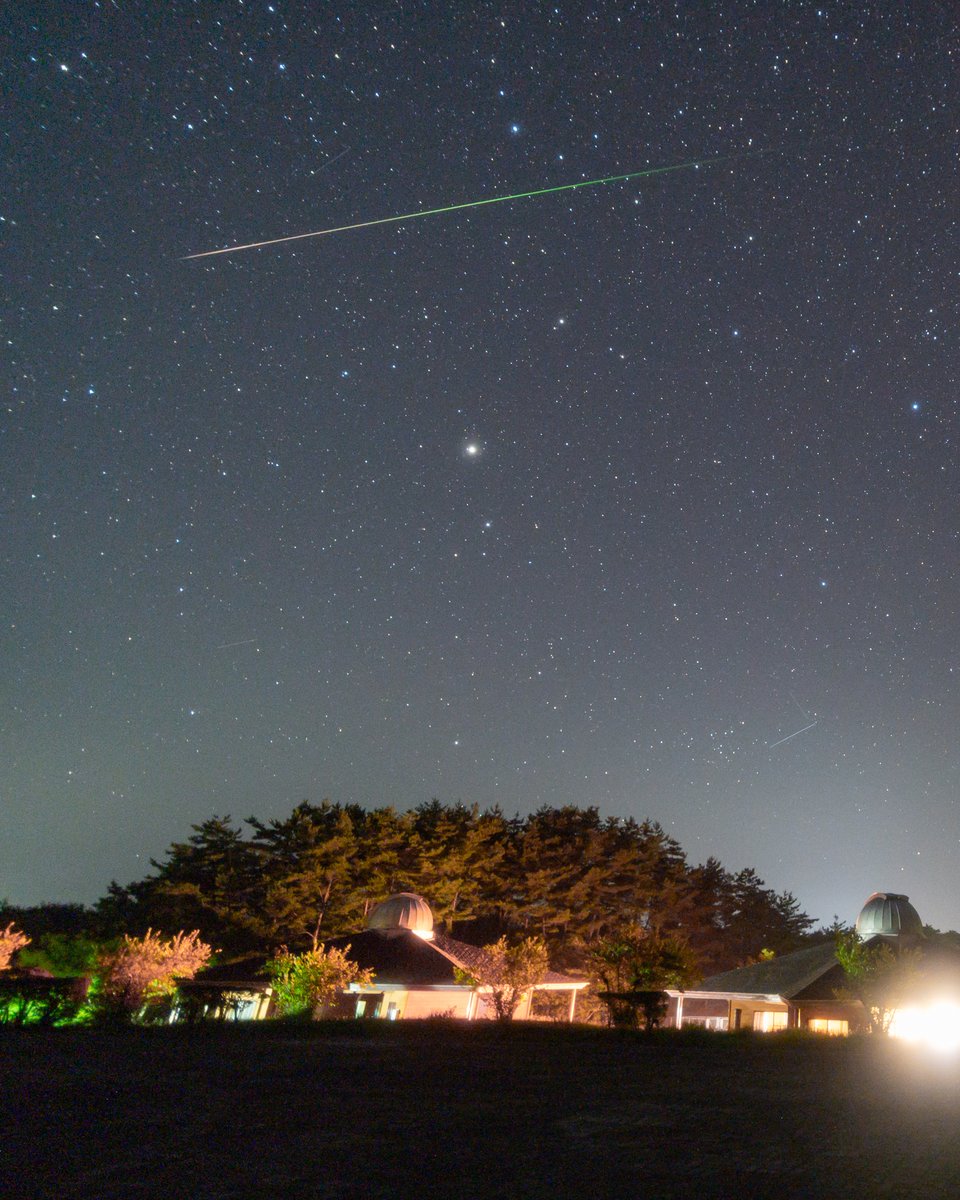 man_ten_bo_shi's tweet photo. 今夜撮影したペルセウス座流星群の流れ星です。
西の空へ長い尾を引きながら流れていきました。美しい緑色をしていますね。
ペルセウス座流星群のピークは8月12日(水)夜ですが、すでに活動しています。
この土日も星空をゆったりと眺めていると、流れ星に出会えるかもしれませんよ。 https://t.co/mF2WdM8HMq