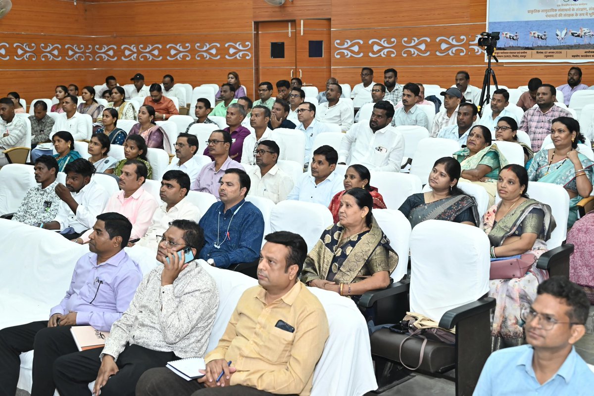 RaipurDistrict's tweet photo. निमोरा में जिला पंचायत द्वारा आयोजित जिले के सरपंचों के एक दिवसीय पंचायत सम्मेलन में प्राकृतिक सामुदायिक संसाधनों के संरक्षण, संवर्धन और बेहतर प्रबंधन पर सार्थक मंथन हुआ।
#Raipur #PanchayatConference #NaturalResourceConservation #PondConservation #GramPanchayat https://t.co/W26J7F7CVz