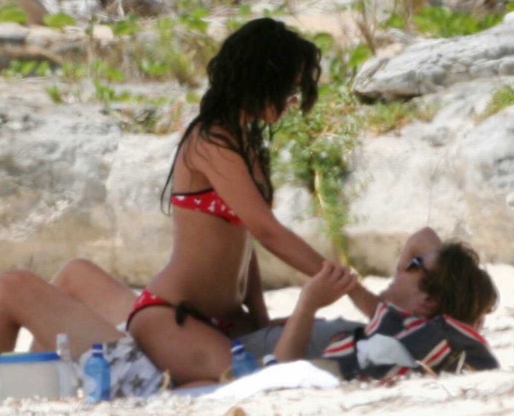 PopCulture2000s's tweet photo. vanessa hudgens &amp; zac efron at the beach in turks &amp; caicos (2008) https://t.co/HeqE5hnD1D
