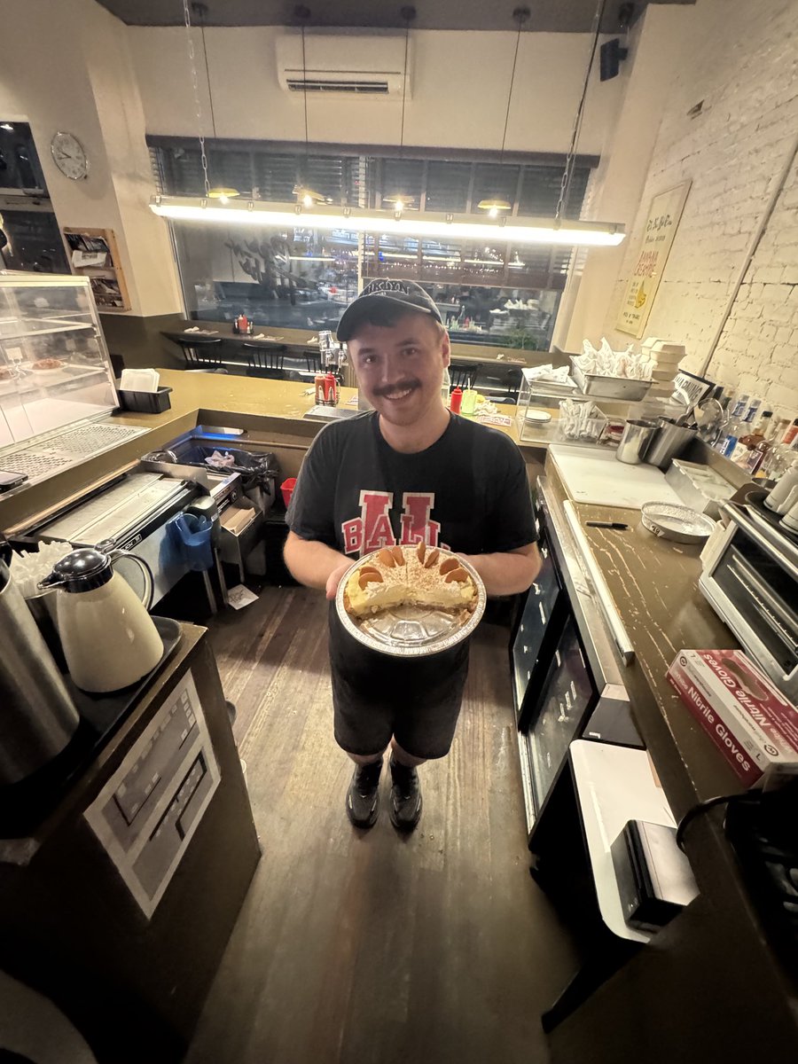 sevenelevenfire's tweet photo. Banana cream pie https://t.co/ESS7kekKhW