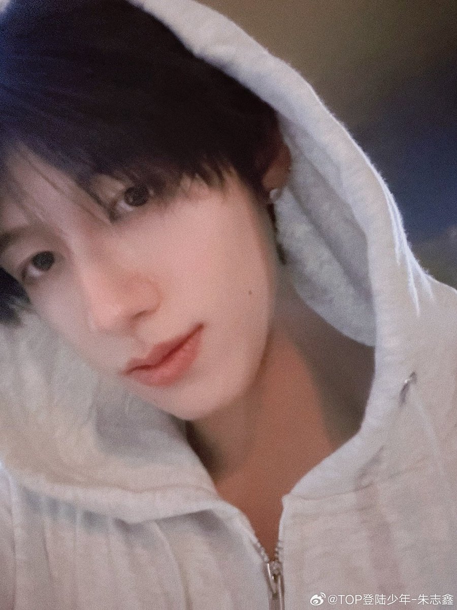 twentytwoxzz's tweet photo. zhixin weibo update 

今天 立秋了！

#22X日志 #朱志鑫 https://t.co/IW70r0E6Nu