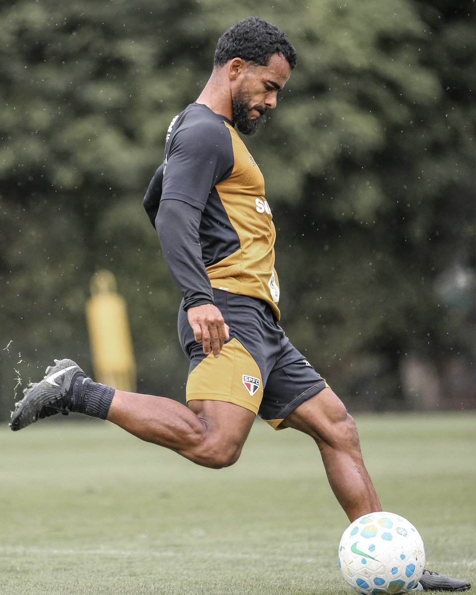 SaoPauloFC's tweet photo. Último treino antes do nosso confronto na Arena do Grêmio!

#VamosSãoPaulo 🇾🇪

📸 Erico Leonan / São Paulo FC https://t.co/6GL2fTloJ7