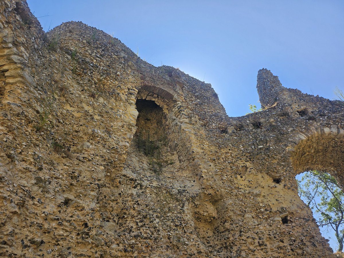 garethicke's tweet photo. Been exploring Odiham Castle near Basingstoke. 

Built in 1207, it was one of only three castles ever built by King John. 

He rode from here in June 1215 to put his seal on the Magna Carta. 

It's been in ruins since at least 1605. https://t.co/aUAi0a4Ku4