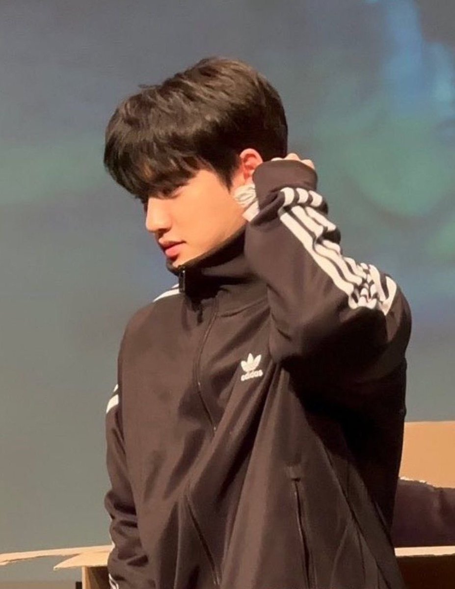 Ka1Do_0113's tweet photo. 세계 고양이의 날🐱
이래 봬도 깜고이심🖤 https://t.co/4tu15z4pGV