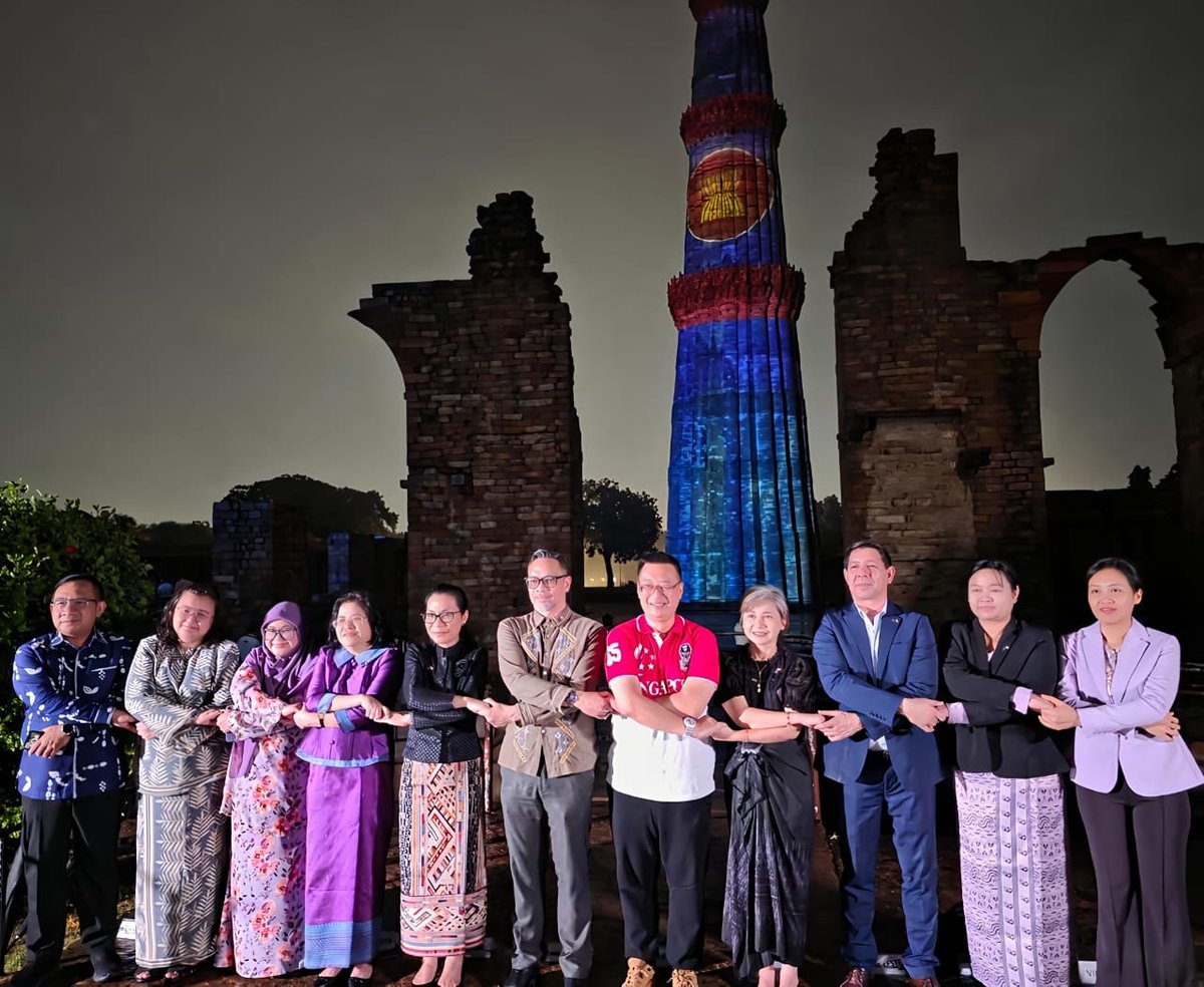 SGinIndia's tweet photo. Very happy to celebrate #ASEAN Day with our ANDC Family in New Delhi with the first-ever @ASEAN flag illumination of the #QutubMinar. Many thanks to our Philippines Chair 🎇 - HC Wong  #59thASEANDay #ASEAN59 #NavigatingOurFutureTogether @MEAIndia @ASIGoI @MinOfCultureGoI https://t.co/YkHpcx5fPG