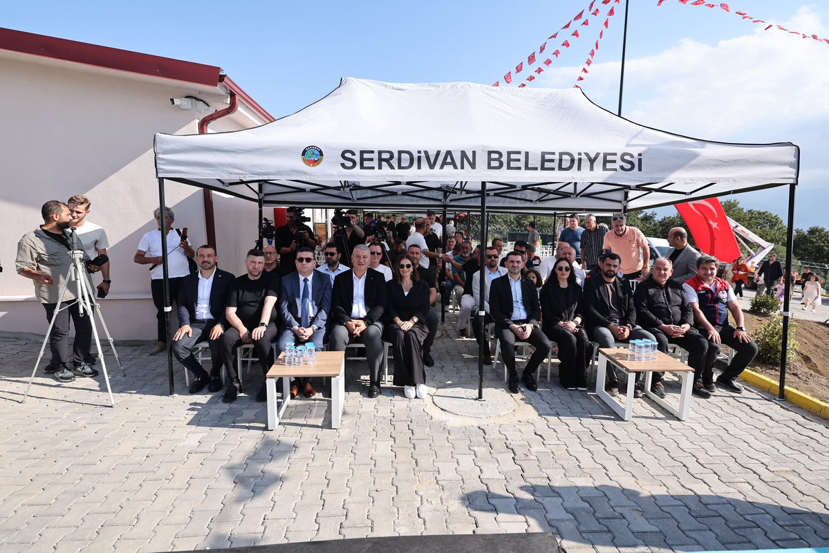osmancelikSRD's tweet photo. Bugün ilçemiz için önemli bir çalışmayı daha tamamlamanın mutluluğunu yaşadık.

Serdivan’ımızda herkesin güvenliğini ve huzurunu önceleyerek, sahipsiz hayvanlarımızın daha güvenli, sağlıklı ve huzurlu bir ortamda yaşamlarını sürdürebilmeleri amacıyla hayata geçirdiğimiz Sahipsiz Hayvanlar Bakımevimizi hizmete açtık, Sayın Vali Vekilimizden de Bakımevi Çalışma İznimizi aldık.

Açılış programımıza teşrif eden Sayın Vali Vekilimize, Kaymakamımıza, Büyükşehir Belediye Başkan Vekilimize, İl Başkan Yardımcımıza, İlçe Başkanımıza, meclis üyelerimize, teşkilat mensuplarımıza, Muhtarlar Derneği Başkanımıza, muhtarlarımıza, Doğa Koruma ve Milli Parklar Sakarya Şube Müdürümüze, Sakarya Veteriner Hekimler Odası Başkanımıza, basın mensuplarımıza ve kıymetli hemşehrilerimize teşekkür ediyorum.

Bu güzel hizmetin ilçemize kazandırılmasında emeği bulunan tüm çalışma arkadaşlarıma minnettarım.

İlçemizde önemli bir ihtiyacı karşılayacak olan Sahipsiz Hayvanlar Bakımevimizin Serdivan’ımıza hayırlı olmasını diliyorum.