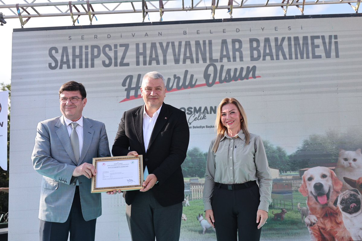 osmancelikSRD's tweet photo. Bugün ilçemiz için önemli bir çalışmayı daha tamamlamanın mutluluğunu yaşadık.

Serdivan’ımızda herkesin güvenliğini ve huzurunu önceleyerek, sahipsiz hayvanlarımızın daha güvenli, sağlıklı ve huzurlu bir ortamda yaşamlarını sürdürebilmeleri amacıyla hayata geçirdiğimiz Sahipsiz Hayvanlar Bakımevimizi hizmete açtık, Sayın Vali Vekilimizden de Bakımevi Çalışma İznimizi aldık.

Açılış programımıza teşrif eden Sayın Vali Vekilimize, Kaymakamımıza, Büyükşehir Belediye Başkan Vekilimize, İl Başkan Yardımcımıza, İlçe Başkanımıza, meclis üyelerimize, teşkilat mensuplarımıza, Muhtarlar Derneği Başkanımıza, muhtarlarımıza, Doğa Koruma ve Milli Parklar Sakarya Şube Müdürümüze, Sakarya Veteriner Hekimler Odası Başkanımıza, basın mensuplarımıza ve kıymetli hemşehrilerimize teşekkür ediyorum.

Bu güzel hizmetin ilçemize kazandırılmasında emeği bulunan tüm çalışma arkadaşlarıma minnettarım.

İlçemizde önemli bir ihtiyacı karşılayacak olan Sahipsiz Hayvanlar Bakımevimizin Serdivan’ımıza hayırlı olmasını diliyorum.