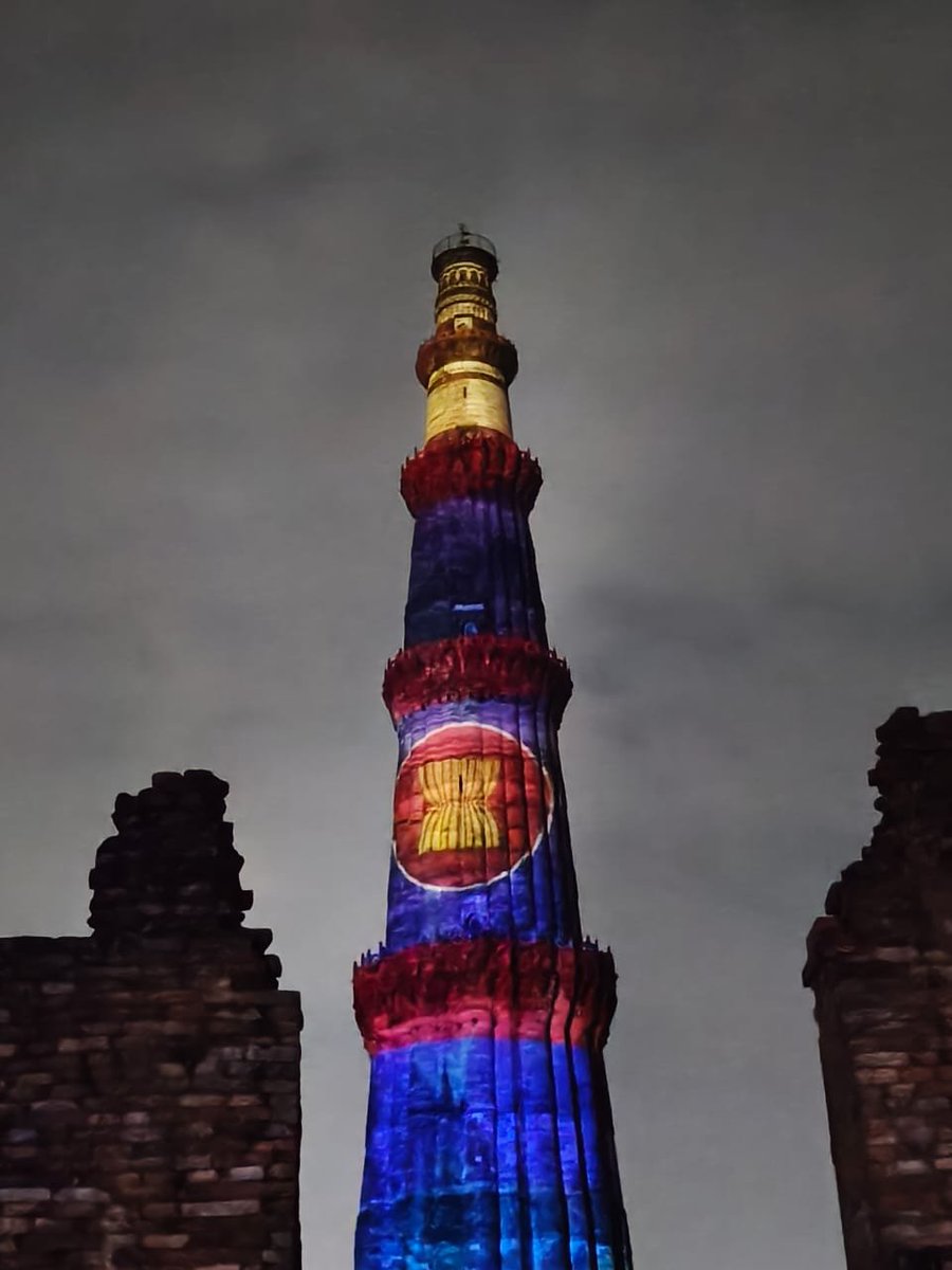 SGinIndia's tweet photo. Very happy to celebrate #ASEAN Day with our ANDC Family in New Delhi with the first-ever @ASEAN flag illumination of the #QutubMinar. Many thanks to our Philippines Chair 🎇 - HC Wong  #59thASEANDay #ASEAN59 #NavigatingOurFutureTogether @MEAIndia @ASIGoI @MinOfCultureGoI https://t.co/YkHpcx5fPG