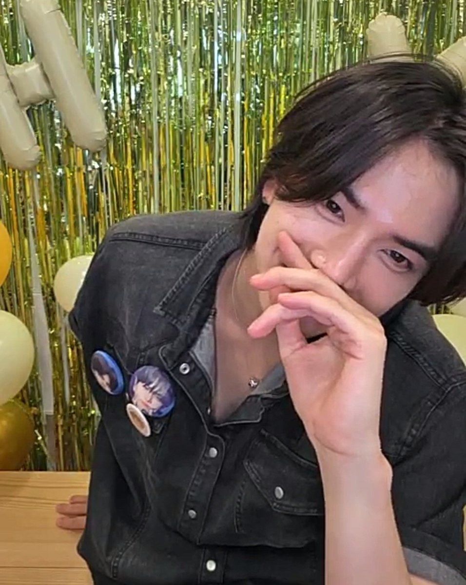 deobimom's tweet photo. HAHAHAH younghoon accidentally spoiled something about his schedule on august 29th and he looked at the staff and he said if they're gonna tell him off about it to do it now HAHAHA he already seems comfy with them ♡

#YOUNGHOON #영훈 https://t.co/EdPOXRQ227